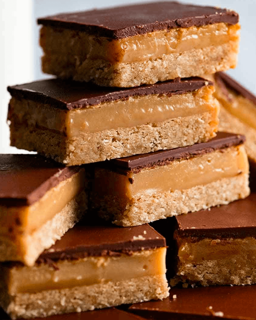 Healthy(ish) Raw Vegan Chocolate Caramel Slice I recently visited my parents down in Sydney. They are, like me, avid cacao consumers, and have started getting creative with recipes, which is proving enormously helpful for me!Mum recently made this cacao c