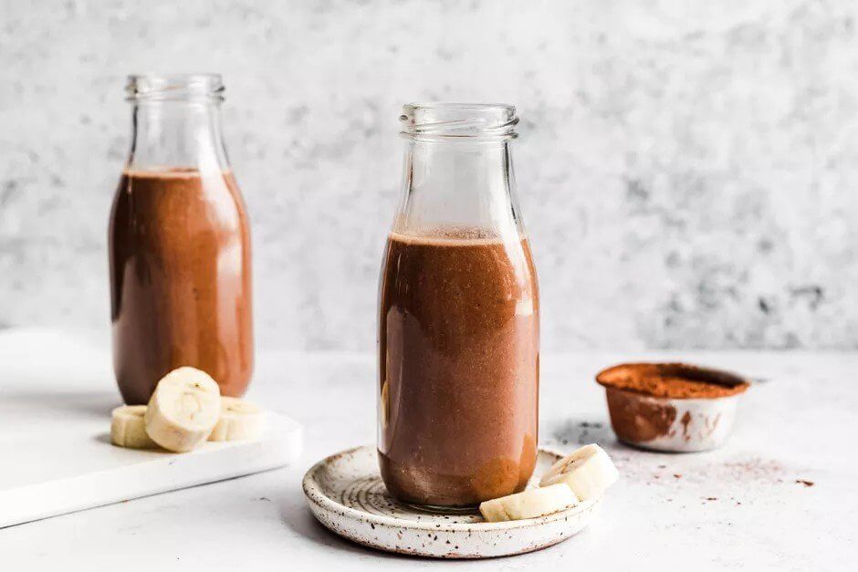 Almond Bliss Smoothie A super quick, summery recipe for you all for our last week of summer! We know some of you don't like to have warm drinks on hot days so this is a great alternative to get your daily cacao kick without the heat...𝗜𝗻𝗴𝗿𝗲𝗱𝗶𝗲𝗻𝘁