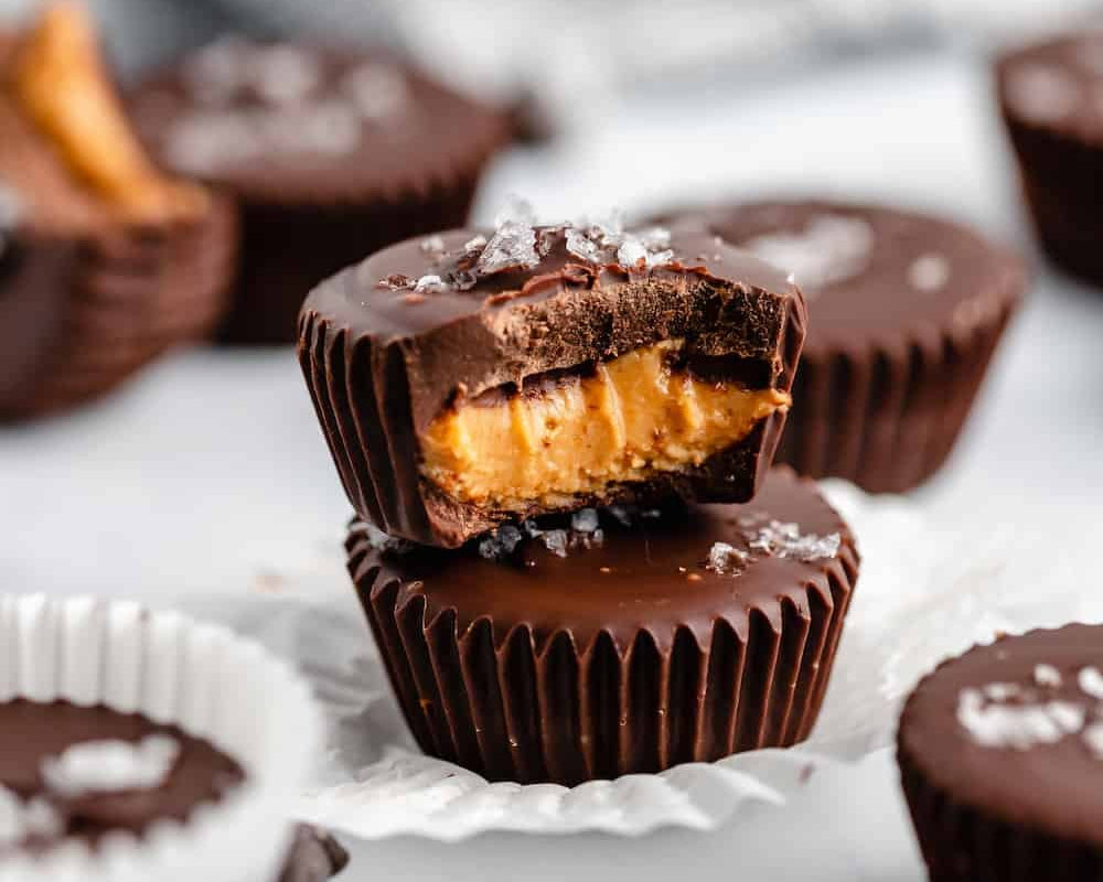 8 Ingredient Peanut Butter Cacao Cups I've been finding it hard to choose which cacao recipe to share with you all for Easter... BUT I've finally settled on this one.This is because a) it's delicious, b) it uses ingredients you've probably got in the pant