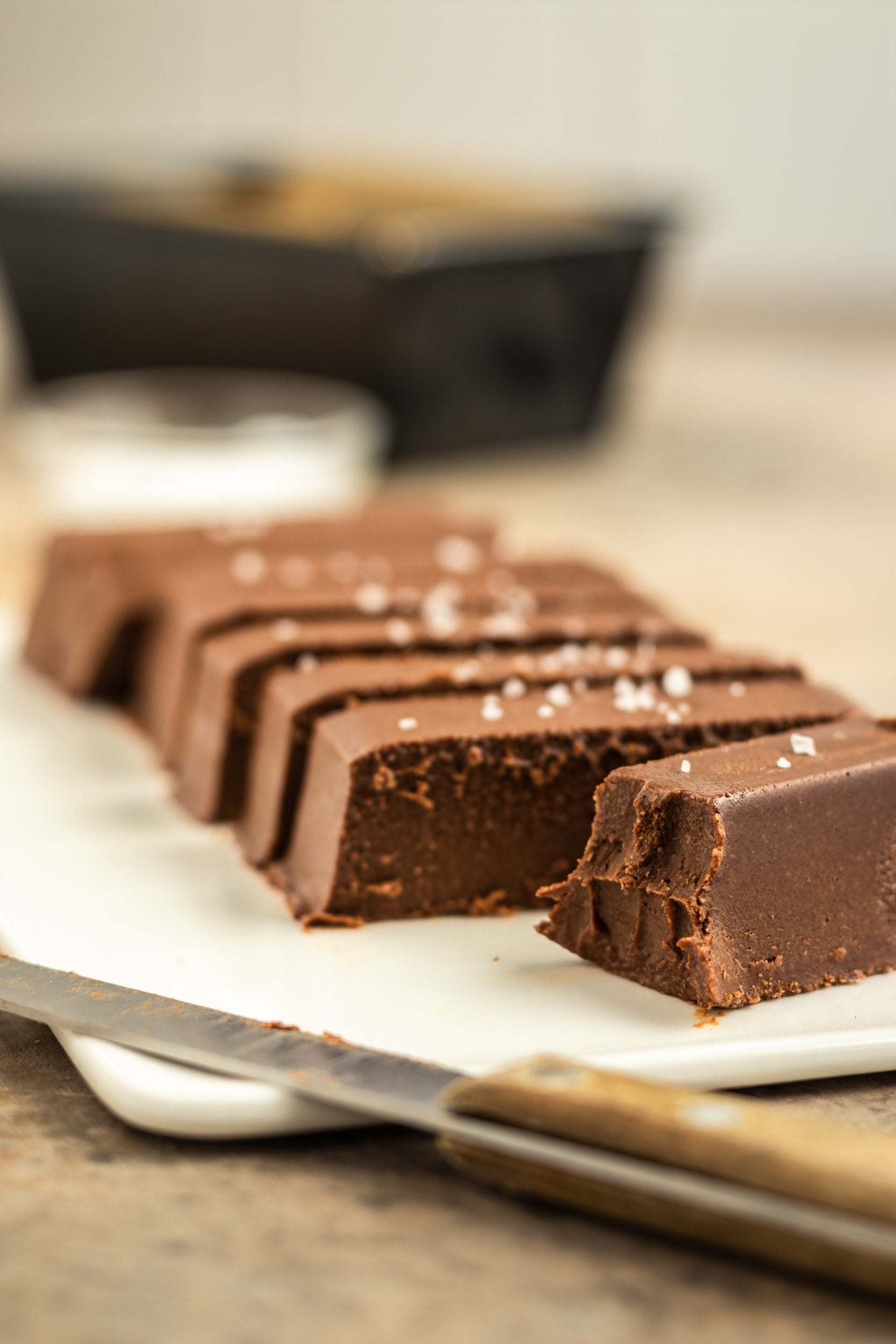 Vegan Peanut Chocolate Fudge Outrageously delicious and super simply 6 ingredient chocolate peanut fudge 😍😋😍These took less than 5 mins to make, and an hour to set. Unfortunately, 24 hours later they’re all gone. 🙁🤷‍♀️ Ingredients:🍫 4 heaped tablesp